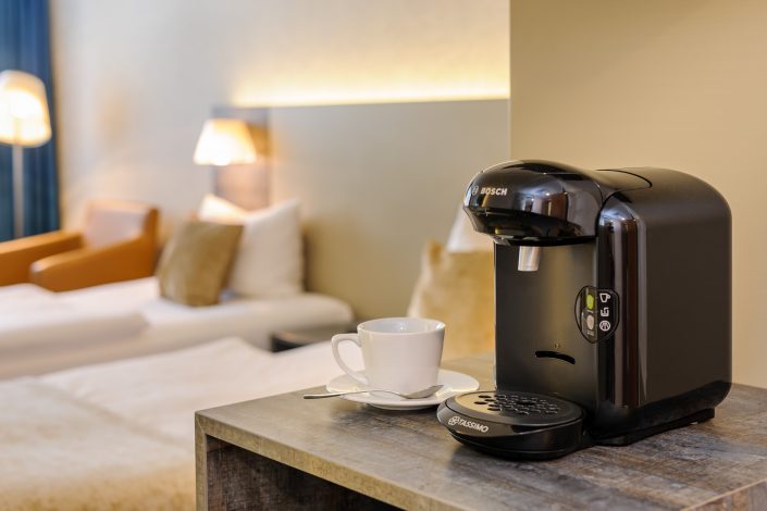 Tee- und Kaffeemaschine auf dem Zimmer